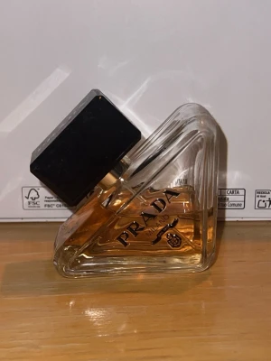 Prada paradoxe - Parfym från Prada Paradoxe EdP. 50ml men använd en del, se bilder för mängd kvar (ca 30ml kvar?)