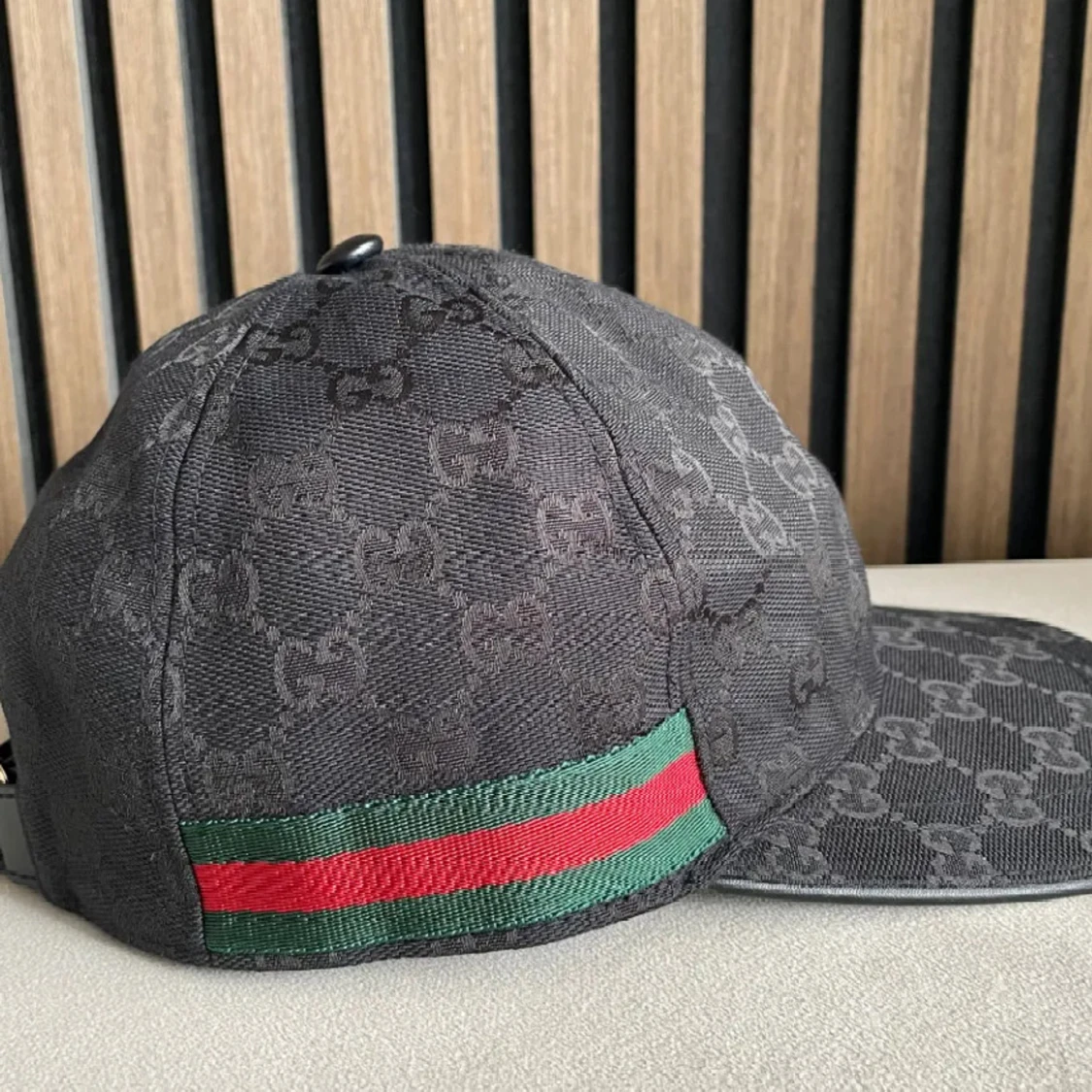 Svart keps från Gucci med GG-mönster - 1