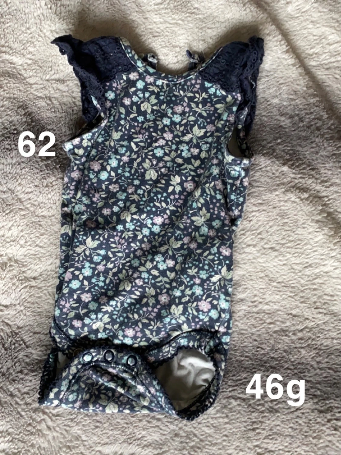 Blommig body med spetsdetaljer