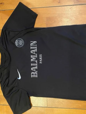 Balmain Tshirt - Den är i väldigt bra skick, skriv vid mer frågor