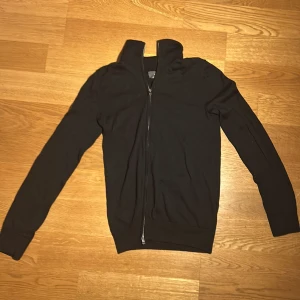 Merinoull full zip - Mörkblå full zip kofta från H&M i merinoull. Den är i mycket bra skick och perfekt för den som gillar stilrena kläder.Storlek xs men passar S 