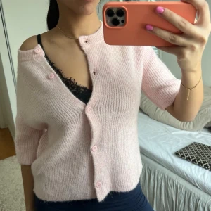 Stickad kortärmad kofta  - Super fin tröja ifrån Gina Young! Sitter som en XS/S (jag har storlek S på överdelar). Använd få tal gånger