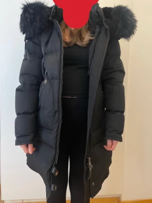 Cedrico vinterjacka   - Säljer min fina jacka i storlek XS ifrån märket cedrico, använd en vinter. I mycket fint skick. Kan skicka mer bilder vid begäran💕