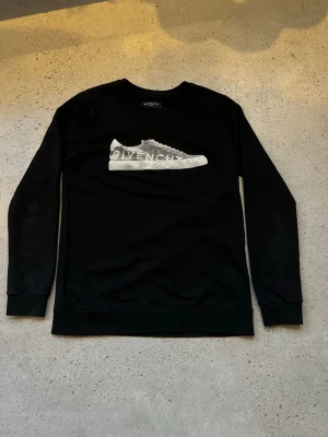Givenchy tröja  - Säljer denna sällsynta sweatshirten ifrån givenchy. Den är använd fåtal gånger och i mycket fint skick! Hör av dig vid några frågor 