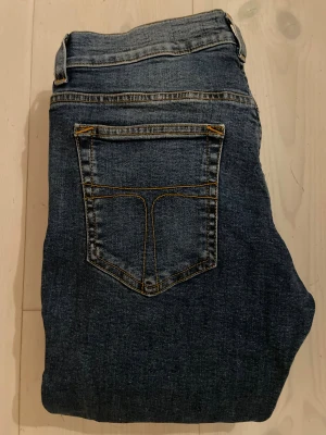 Tiger of Sweden jeans - Hej! Jag säljer ett par relativt använda Tiger of Sweden jeans.🙌Storleken är 28/32 men jag upplever dem mindre efter ett par tvättningar. För dig som gillar ett par stilrena jeans! Hör av dig vid några som helst funderingar!💪🙌