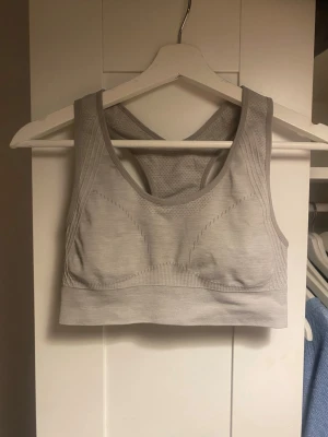 Ljusblå sporttopp från Ronhill - Säljer en ljusblå sporttopp från Ronhill i storlek M.  Tillverkad i mjuk och stretchig polyesterblandning som passar perfekt till träning. Låg support! 🫶🏼