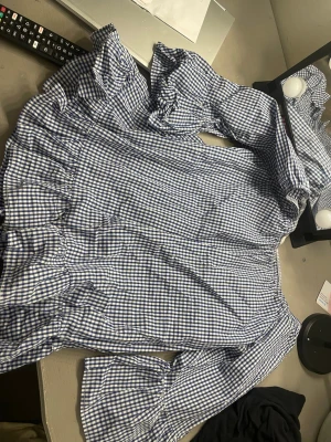 Trendig tröja - Vit blå rutig tröja med fina volanger super fin trendig tröja 