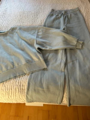 Mjukis sett  - Mjukis sett från Nelly     Tröja storlek M         Byxor storlek S 