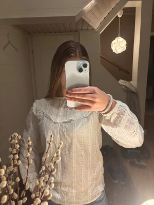 Vit spetsblus från Saint Tropez - Supersöt vit blus från Saint Tropez i storlek M. Blusen har lång ärm och använd ca 3 ggr.