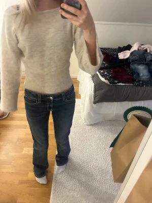 💕Blå jeans med broderade bakfickor från Gina Tricot💕 - Säljer ett par blå jeans med snygga broderade detaljer på bakfickorna från Gina Tricot. Jeansen har låg midja och är i storlek 164 (Jag är 160cm och de sitter perfekt på mig🥰). Lite slitna vid foten/hälen men påverkar inte funktionen på något vis.💕🫶🏻