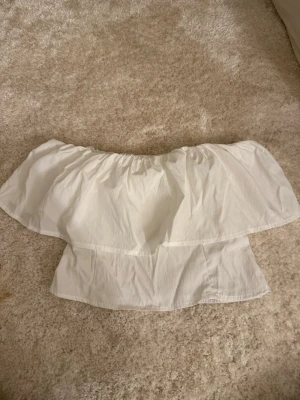 Off shoulder topp - Vit off shoulder topp at S med volang från Shein bara testad  