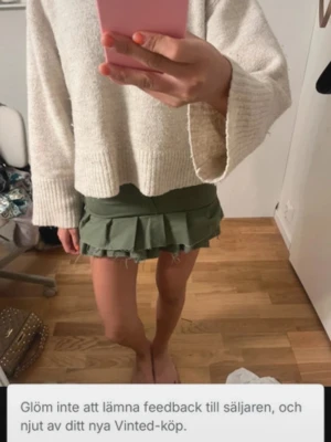 Grön volangkjol med rå kant - Säljer en grön kortkjol med volangdetaljer och rå, fransig kant nedtill. Kjolen har en cool och avslappnad vibe, perfekt för dig som gillar att sticka ut. Passformen är normal och materialet känns som bomull.