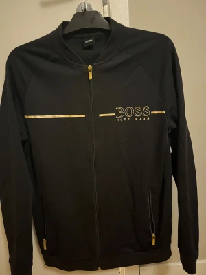 Hugo Boss Ziptröja - Säljer denna ziptröjan från Hugo Boss då den inte kommer till användning längre. Den har varit använd en del men är ändå i mycket bra skick. Pris går att diskuteras!