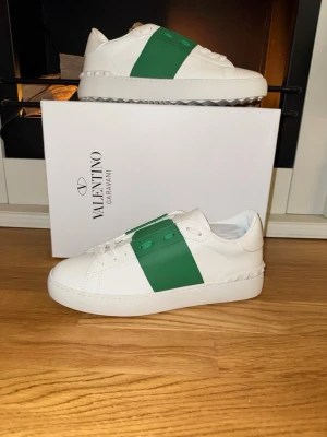 Valentino opens - Säljer nu ett par helt nya Valentino Opens. Dessa är i en grön färg med den klassiska vita basen. Strl 42. Utöver skorna får du oxå med alla tillbehör som syns på sista bilden. Bara att skriva ett DM vid intresse!