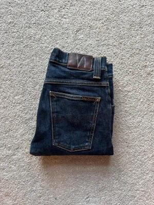 Nudie jeans grim tim - Tja! Schyssta Nudie jeans!| Modell: Grim Tim| Mycket gott skick!| Kontakta mig vid frågor och funderingar!| Pris alltid diskuterbart!| //Nils