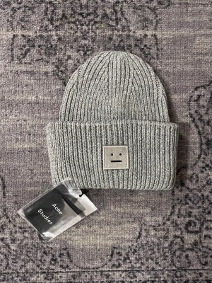 Acne studios mössa - Säljer min väldigt fina mössa från acne studios, passar både män och kvinnor. Mössan är helt ny, skriv vid frågor, priset går att diskuteras och kan skicka direkt efter köpet 