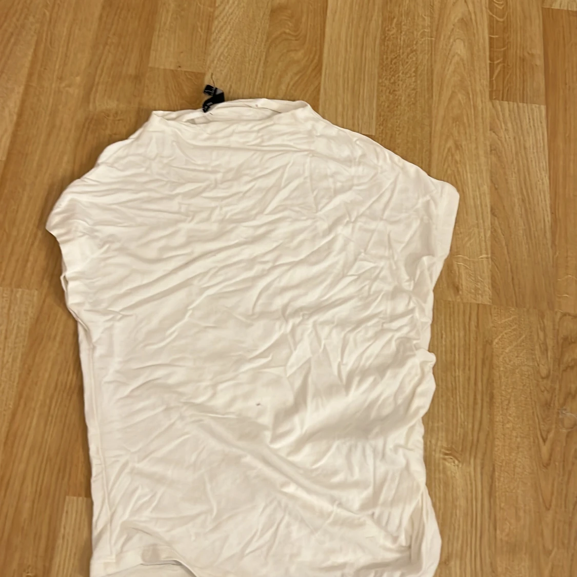 Vit kortklänning med rynkade detaljer