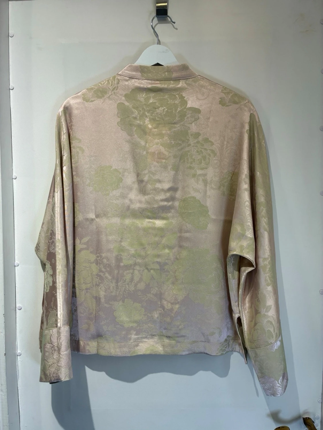 Elegant plagg i 100% mullbärssilke med vacker glans och mjukt fall - 2