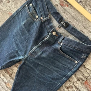 APC Selvedge jeans - Mycket fint skick, inga defekter. Nypris ca 3000kr. Storlek W31, mått finns. Kommer bli riktigt feta efter lite anvöndning! Skriv för mer information!🤝