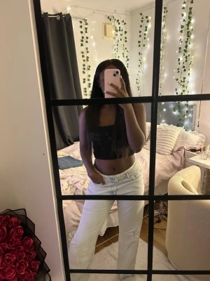 Vita wide jeans från Koton Jeans - Säljer ett par vita jeans från Koton Jeans i modellen 'Aurora Loose Fit'. De har en relaxed och loose passform med raka ben och klassisk femficksdesign. Jeansen är midwaist och tillverkade i jeansmaterial. Perfekta för en chill och trendig look.