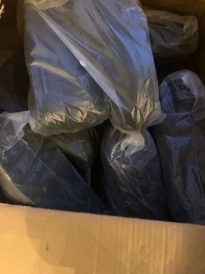 Svarta Nike Air Max sneakers 41-46 - Säljer svarta Nike Air Max sneakers i storlekar 41 till 46. Skorna har en chunky platt sula, rund tå och klassisk snörning. Materialet är syntet och skinn, med en helsvart färg som ger en clean och stilren vibe. Perfekt för dig som gillar streetwear och sportig stil.