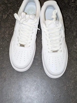 Nike Air Force 1 - Nike Air Force 1 sneakers i helvita. Helt oanvända ✅