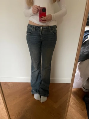 Blå bootcut jeans lågmidjade - Säljer ett par blå jeans med bootcut passform och låg midja. Super snygga från HM och väldigt bra skick. Är i storlek 36. 🩷🩷