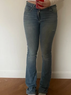 Snygga blåa bootcut jeans från Only  - Säljer mina blåa trendiga only jeans. Sitter jätte snyggt i storlek 34. En liten defekt på högra låret, men inget stort. Samt sliten i änden. Sitter som en smäck!! 🥰