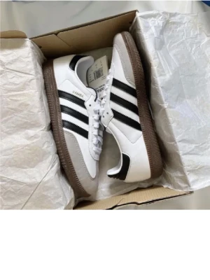 Adidas Samba  - Helt nya skor med prislappen kvar. Nypris 1350kr.