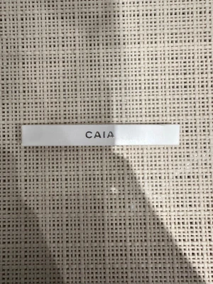 CAIA Perfect Pout Lip Primer - Säljer en CAIA Perfect Pout Lip Primer i vit förpackning med svart text. Produkten är en läpprimer som ger en mjuk och jämn bas för läppsmink. Förpackningen är smal och stilren, tillverkad av kartong. Innehåller 1,9 g och är tillverkad i Italien.