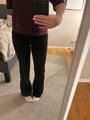 Low waist bootcut jeans  - Säljer ett par svarta jeans med bootcut passform och low waist. Jeansen är i bra sick.