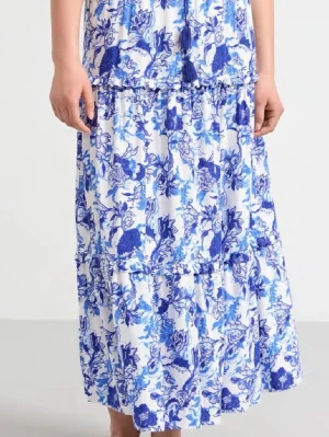 Blommig långkjol i blått och vitt - Säljer en superfin långkjol med blått och vitt blommönster. Kjolen har volanger och är gjord i ett lätt och luftigt material, perfekt för varma dagar. Den har en avslappnad passform och ger en fräsch och somrig vibe till din outfit. Från Lindex 