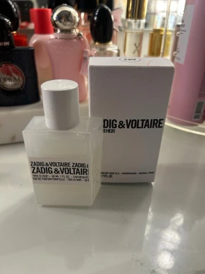 Zadig & Voltaire This Is Her - Eau de parfum för henne, 30 ml. Luktar väldigt fräscht men kommer inte till användning då jag har andra jag föredrar💞de på bilden hur mycket det är kvar.