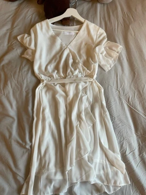 Vit klänning - Sommar klänning som är i fint skick, 