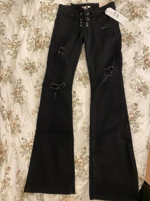 Populära Gina jeans  - Säljer dessa jätte snygga jeansen från Young Gina 14+, helt slutsålda. Helt nya med lappen på!💕