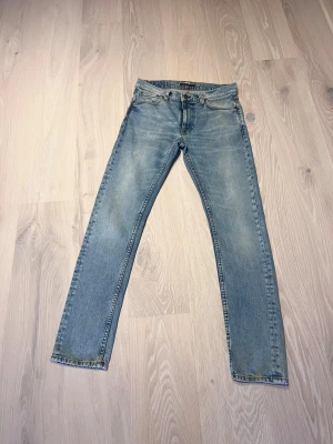 Nudie jeans Lean Dean - Ett par snygga ljus blåa nudie jeans i modellen Lean Dean. Perfekta för dig som vill ha ett par bekväma och snygga jeans i bra kvalitet. Dem har varit väl omhändertagna och är i väldigt bra skick och har väldigt få tecken på användning. Dem har ett nypris på ca 1 600kr. Storlek w29 L32