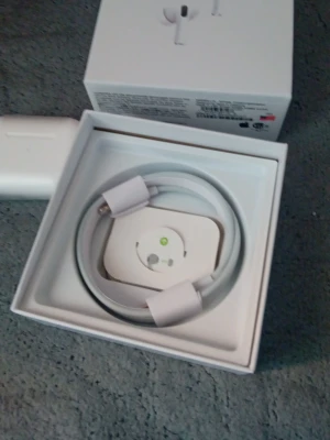 AirPods Pro 2nd Generation - Säljer ett par AirPods Pro 2nd Generation med MagSafe-laddningsetui. Produkten är i nyskick och levereras komplett med originalförpackning och laddningskabel. Perfekt för trådlös musik och samtal med aktiv brusreducering. Inga synliga defekter eller slitage.