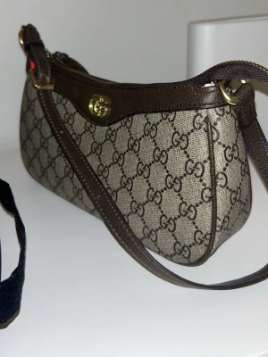 Handväska  - Vill inte ha kvar pga att den inte kommer till användning 