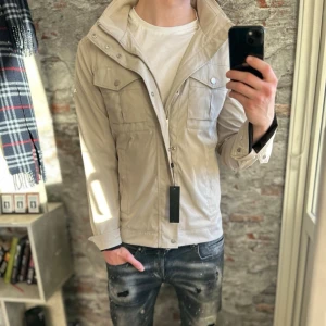 Helt Ny J.lindeberg Field Jacket - Helt ny, defekter och tags medföljer! Storlek M sitter typ S, passar dig som är mellan 172-182cm ungefär. Nypris ca 3000-4000kr. Modellen är 185 cm, 79 kg. Skriv för mer information!🤝
