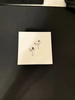 AirPods Pro (2nd generation) med MagSafe Charging Case (USB-C) - Säljer ett par helt nya AirPods Pro (2nd generation) med MagSafe-laddningsetui och USB-C. Produkten är i obruten förpackning och passar iOS-enheter, Apple Watch och Mac. Perfekt för dig som vill ha aktiv brusreducering och hög ljudkvalitet. vid smidig affär kan priset diskuteras!! Skickar direkt !!