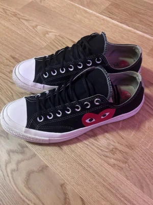 Svarta Converse x CDG Play sneakers - Säljer ett par svarta Converse x Comme des Garçons Play sneakers 