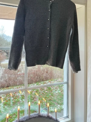  kofta från Zara - Säljer en grå mysig kofta från Zara med rund hals och snygga knappar framtill. Koftan är långärmad och har en mjuk, stickad känsla som passar perfekt nu till vintern❤️