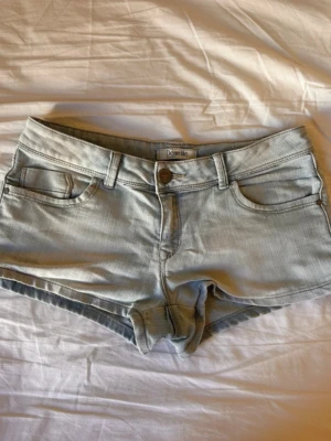 Ljusblå denimshorts från Pimkie - Säljer ett par ljusblå denimshorts från Denim Life by Pimkie. låg midja.