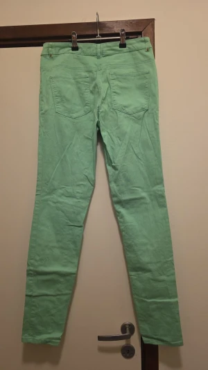 Ljusgröna skinnyjeans - Ljusgröna skinnyjeans, stretchjeans. Använda någon enstaka gång