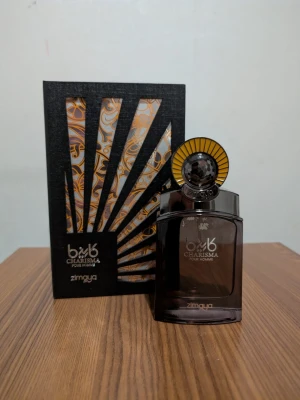 Charisma Pour Homme parfym - Snygg och modern parfym för honom från Zimaya. Flaskan har en unik design och kommer i en cool förpackning. Perfekt för dig som vill sticka ut och visa din personlighet.
