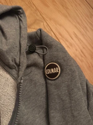 Colmar zip hoodie  - Ljusgrå Colmar zip hoodie i mycket bra skick. Storlek S