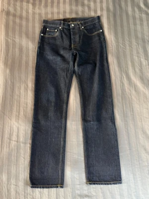 Helmut lang dry jeans - Tja säljer ett par riktigt feta dry helmut lang jeans i storlek 30 och straight fit. Riktigt bra skick.