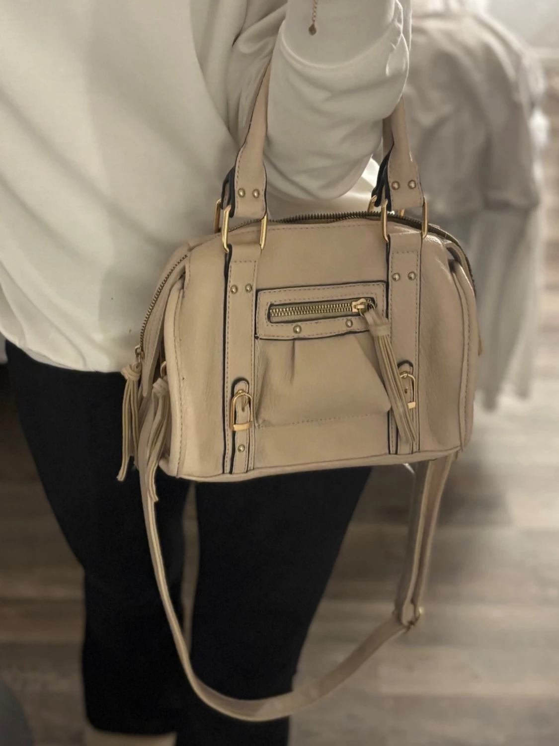 Beige axelväska med gulddetaljer - 1