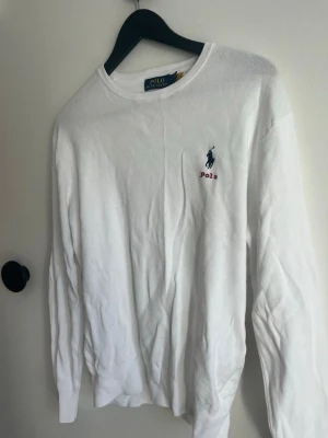 Vit ralph Lauren tröja - Vit Ralph lauren tröja, Finstickad. Storlek: M | Skick: 9/10, nästan aldrig använd | pris: köpt för ca 800kr, säljer för 80🤩🙌