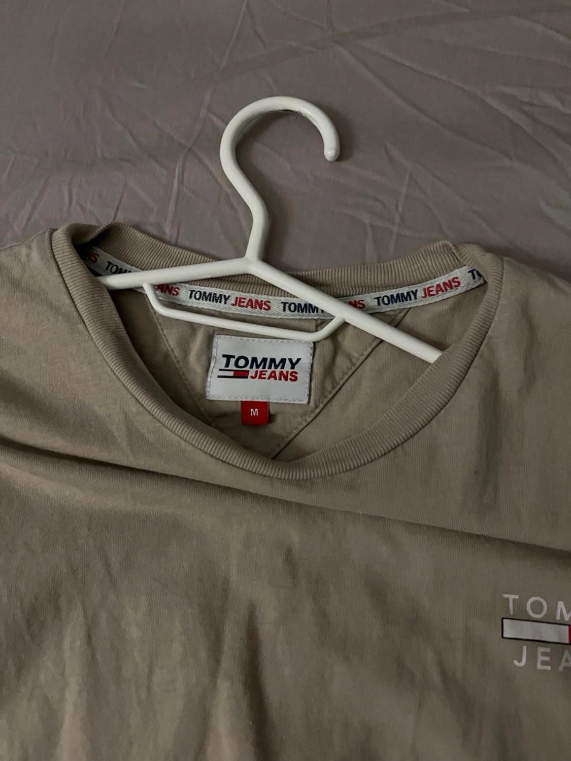 Beige t-shirt från Tommy Jeans - 2